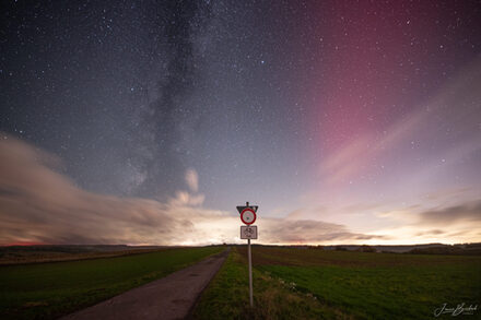 Das Polarlicht über einem Feld