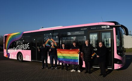 Freuen sich über den neuen Pride-Bus der VIAS Bus, der ein klares Zeichen für Toleranz im Kreis Düren setzt: Tim Kerinnes (Betriebsleiter VIAS Bus), Christian Hoverath (Geschäftsführer Rurtalbus), Stephan Pchaiek (Auszubildender VIAS Bus), Marvin Janschick (Auszubildender VIAS Bus), Landrat Wolfgang Spelthahn und Jens Schmitz (Geschäftsführer VISA Bus) (v.l.).