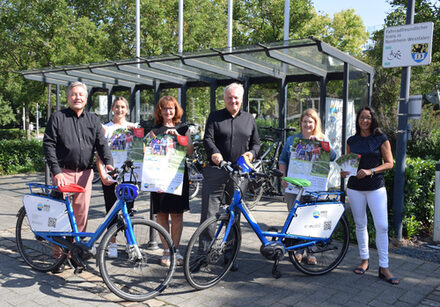 Gruppenbild mit Fahrrädern