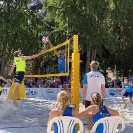 Bild zeigt Beachvolleyballspiel.