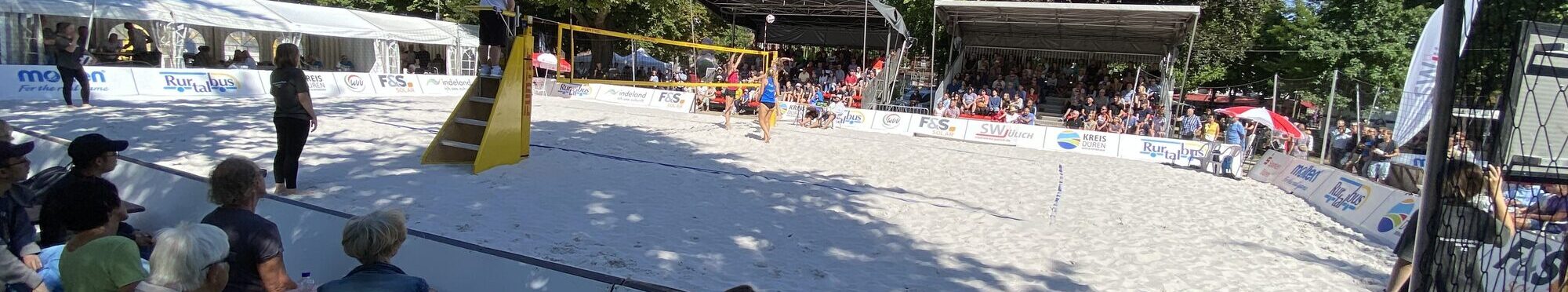 Bild zeigt Blick auf Beachvolleyballfeld und Zuschauer.