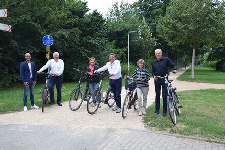 Gruppenbild mit Fahrrädern vor dem Rurufer-Radweg in Jülich