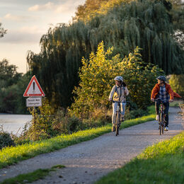 Fahrradfahrer auf dem Rurufer-Radweg