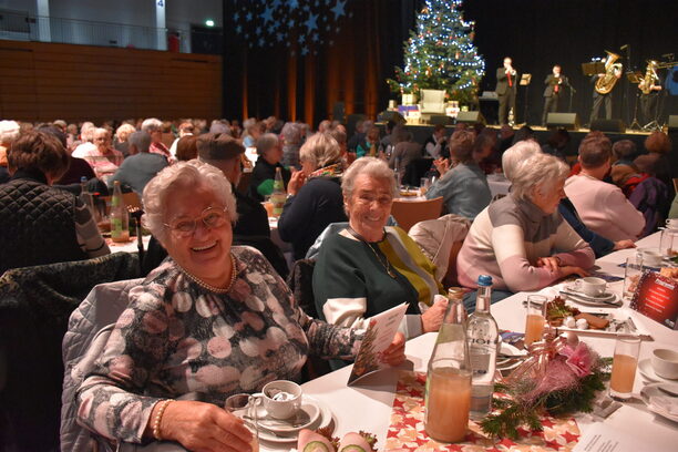 Bild zeigt Gäste der Seniorenweihnacht.