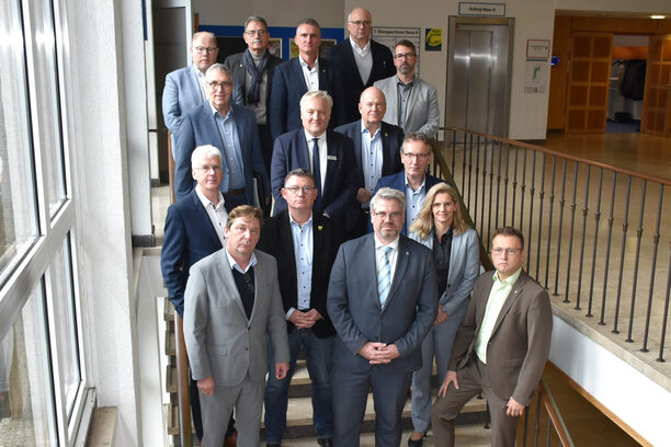 Die Verwaltungsspitzen im Treppenhaus beim Gruppenbild