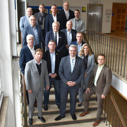 Die Verwaltungsspitzen im Treppenhaus beim Gruppenbild