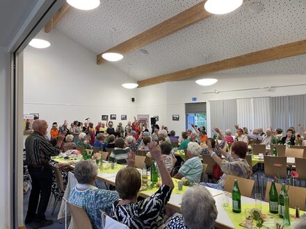 Senioren am Tisch  melden sich