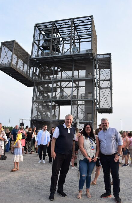 Landrat Wolfgang Spelthahn, Yvonne Doderer von der Gemeinde Inden sowie Indens Bürgermeister Stefan Pfennings sind mit dem diesjährigen Sommerleuchten am Indemann sehr zufrieden und freuen sich über die ausgelassene Stimmung auf der Goltsteinkuppe. (v.l.).