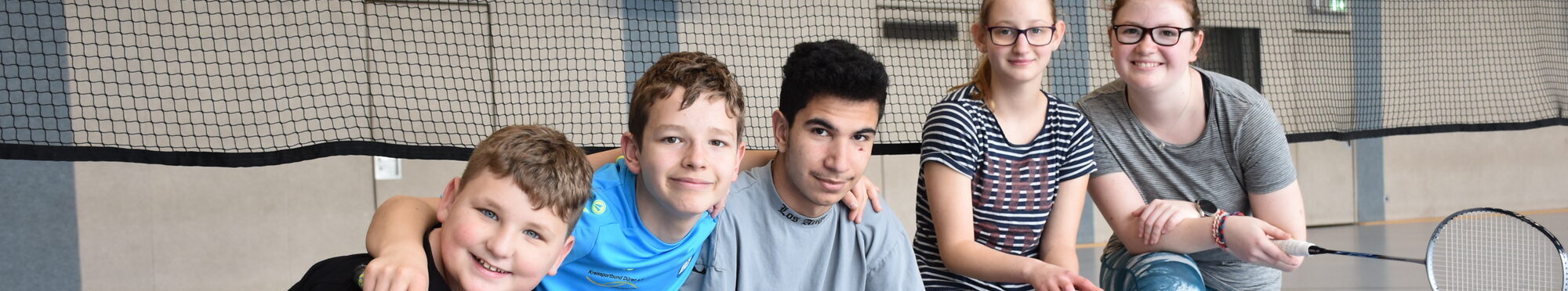 Fünf Schülerinnen und Schüler des Badminton-Kurses der Special Olympics an der Christophorus-Schule.