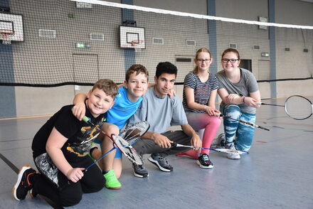 Auch der Badminton-Kurs der Special Olympics macht den Schülerinnen und Schülern viel Freude. Ganz rechts ist die 18-Jährige Pia Welsch, die an den Special Olympics World Games teilnimmt, zu sehen.