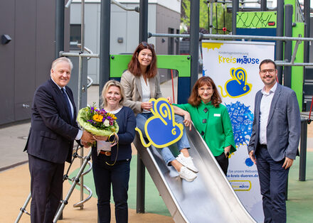 Gruppenbild auf dem Spielplatz