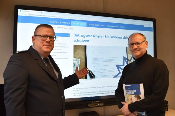 Bild zeigt Presseleiter Sascha Dominiczak (l.) und Uwe Fährmann, Leiter des Kriminalkommissariats 2 der Kreispolizeibehörde (r.)