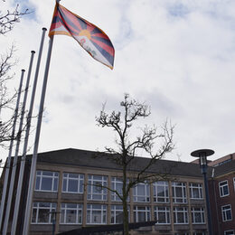 Tibetflagge vor dem Kreishaus