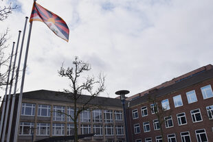 Die Tibetflagge weht vor dem Kreishaus