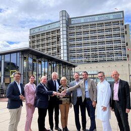 Gruppenbild vor dem Krankenhaus