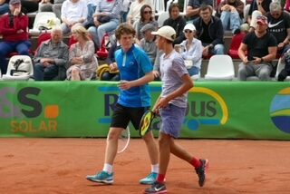 Eric Dylan Müller mit seinem Partner Artem Semenov auf dem Platz.