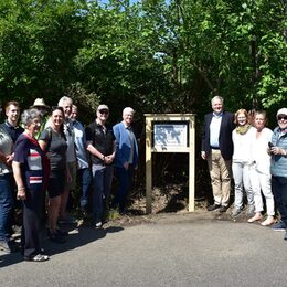 Landrat Wolfgang Spelthahn (5.v.r.) hat gemeinsam mit einigen Beteiligten den Üdinger Wald in Kreuzau eröffnet. Dort wurden dank einer Bürger-Aktion 800 Bäume zur Unterstützung des Klimawaldes des Kreises Düren gepflanzt.