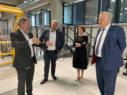 Beim Unternehmensbesuch der neuen BABOR-Produktionsstätte erhielten Landrat Wolfgang Spelthahn, Anette Winkler (Wirtschaftsförderung Kreis Düren) und Indens Bürgermeister Stefan Pfennings einen spannenden Einblick, den ihnen Geschäftsführer Horst Robertz bei einer Führung gab. (v.r.).