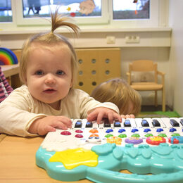 Kinder spielen in den Räumlichkeiten des Vertretungsstützpunktes. Foto: Kreis Düren