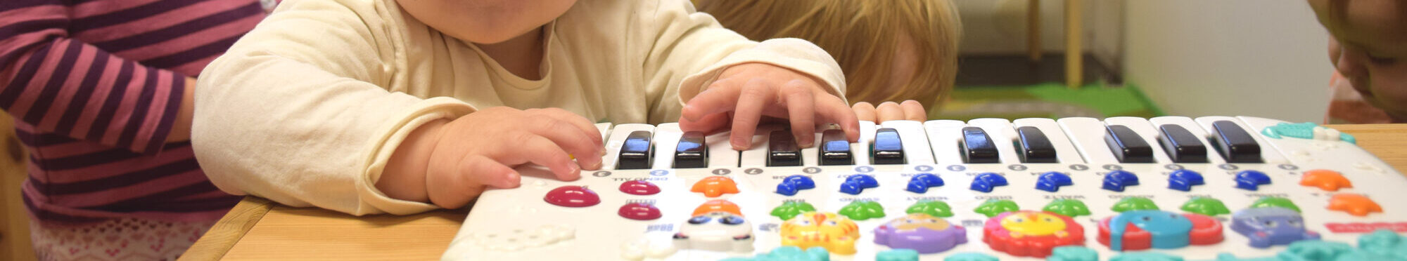 Kinder spielen in den Räumlichkeiten des Vertretungsstützpunktes. Foto: Kreis Düren