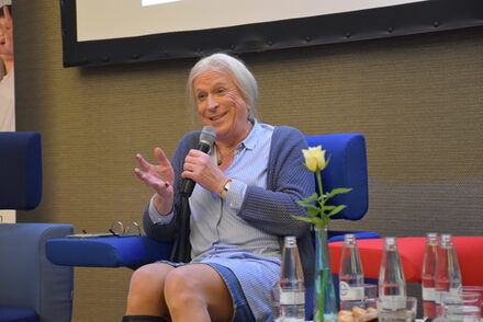 Auf dem Fachtag "LSBTIQ* - geschlechtliche und sexuelle Vielfalt bis ins Alter" des Kreises Düren berichtete die deutschlandweit bekannte tans Aktivistin Georgine Kellermann über ihre Erfahrungen.