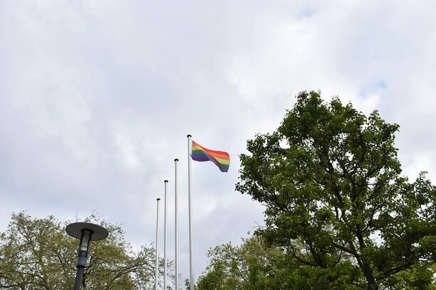 Bild zeigt wehende Regenbogenflagge vor dem Kreishaus in Düren.