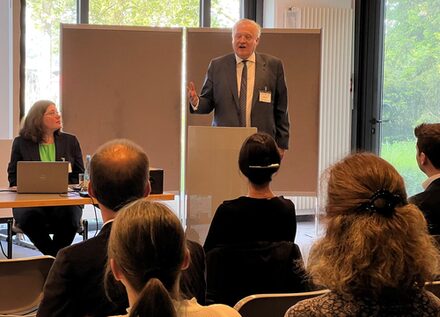 Bild zeigt Landrat Wolfgang Spelthahn beim Treffen der "Expertengruppe Wasserstoff-Kommunen NRW" im Technologie Zentrum Jülich.