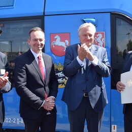 Der Verkehrsminister und Landrat Wolfgang Spelthahn mit weiteren Vertretern vor dem Wasserstoffzug