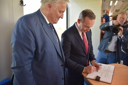 Bundesverkehrsminister Dr. Volker Wissing trägt sich ins Goldene Buch des Kreises Düren ein.