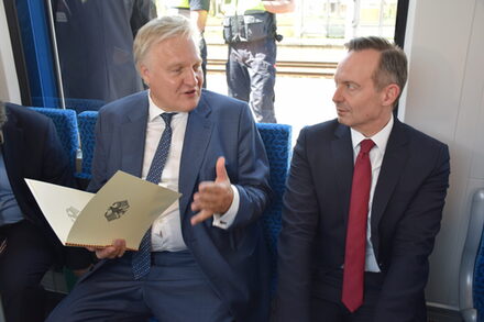 Landrat Wolfgang Spelthahn (l.) und Bundesverkehrsminister Volker Wissing im Wasserstoffzug.