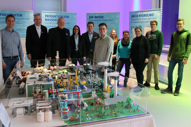 Gruppenbild der Vertreter bei der Ausstellung