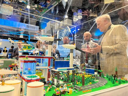Landrat Wolfgang Spelthahn vor dem Lego-Modell