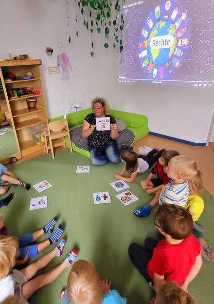 Bild zeigt Kinder bei der Kinderkonferenz.