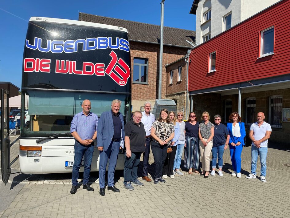 Gruppenbild vor dem Bus