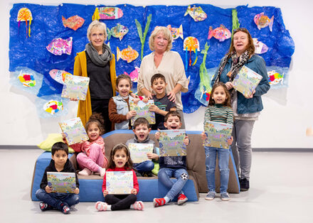 Übergabe Wimmelbuch: Gruppenbild mit Frauen und Kindern