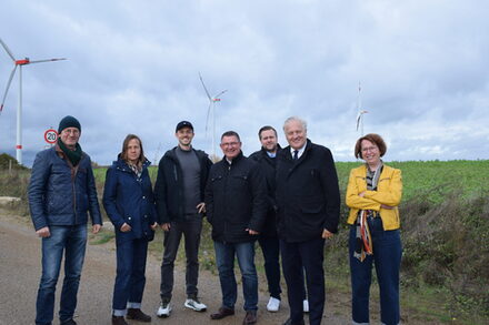 Gruppenbild vor Windrädern