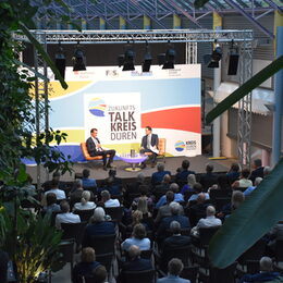 Beim dritten Zukunfts-Talk des Kreises Düren sprach Ministerpräsident Hendrik Wüst (l.) mit Moderator Dr. Jan Philipp Burgard (r.) im Technologiezentrum über zahlreiche politische Themen und den Weitblick des Kreises Düren.