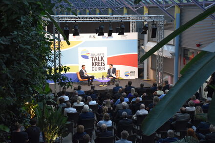 Beim dritten Zukunfts-Talk des Kreises Düren sprach Ministerpräsident Hendrik Wüst (l.) mit Moderator Dr. Jan Philipp Burgard (r.) im Technologiezentrum über zahlreiche politische Themen und den Weitblick des Kreises Düren.