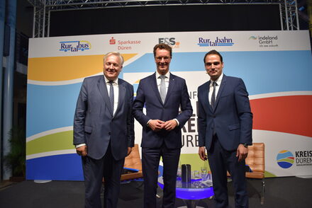 Landrat Wolfgang Spelthahn (l.) begrüßte Ministerpräsident Hendrik Wüst (Mitte) zum dritten Zukunfts-Talk des Kreises Düren, der von Dr. Jan Philipp Burgard (r.) im Technologiezentrum Jülich moderiert wurde.