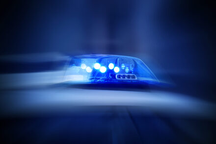 Polizeiauto mit eingeschaltetem Blaulicht