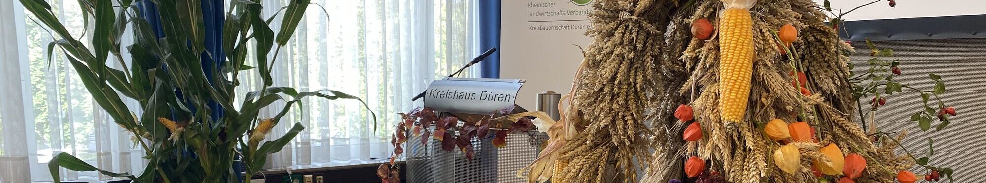 Der geschmückte Veranstaltungssaal des Kreishauses mit der Erntekrone