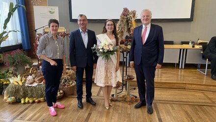 Gruppenfoto mit Landrat vor der Erntekrone