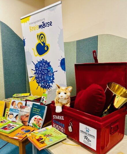 Die Starke Kinder Kiste mit Büchern und anderem Material