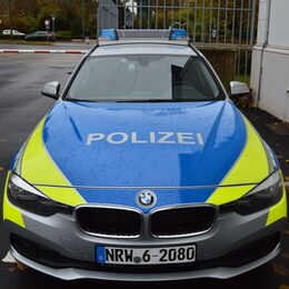 Die Frontansicht eines Streifenwagens