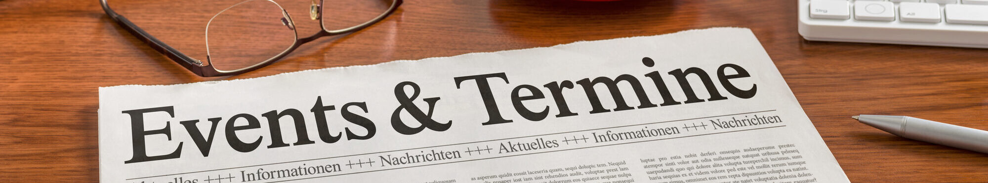 Zeitung auf Schreibtisch - Events und Termine