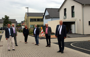 Klimaschonendes Bauen ist das Thema des vierten Termins der Sommertour 2020: Landrat Wolfgang Spelthahn (r.) schaute sich gemeinsam mit Klaus Dosch, Leiter der Faktor X-Agentur, Michael Linzenich und Karin Krings, Gemei,nde Inden und den Kreistagsabgeordneten Klaus Schavier und Josef-Johann Schmitz das Seenviertel in Inden an.