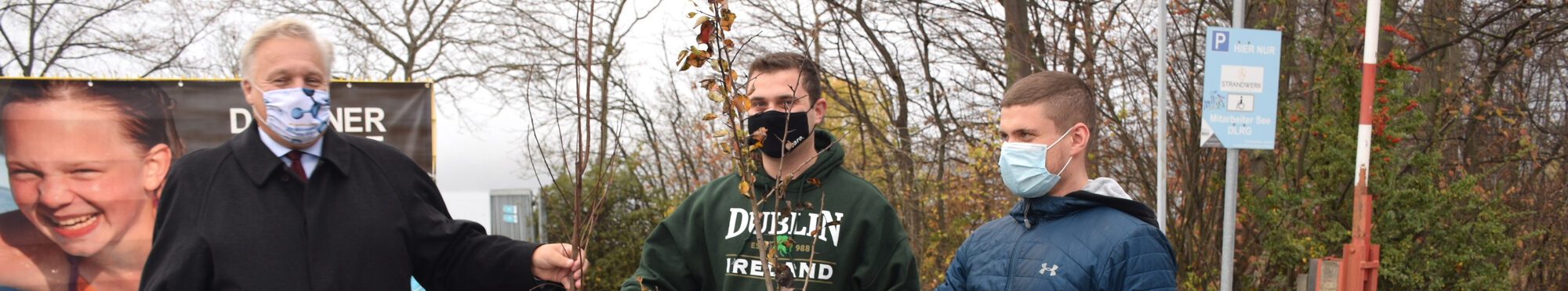 Landrat Wolfgang Spelthahn übergibt zwei Antragstellern ihre Bäume aus dem Förderprogramm.