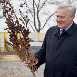 Landrat Wolfgang Spelthahn übergibt zwei Antragstellern ihre Bäume aus dem Förderprogramm.