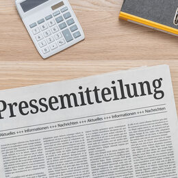 Zeitung mit der Headline Pressemitteilung