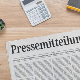 Zeitung mit der Headline Pressemitteilung